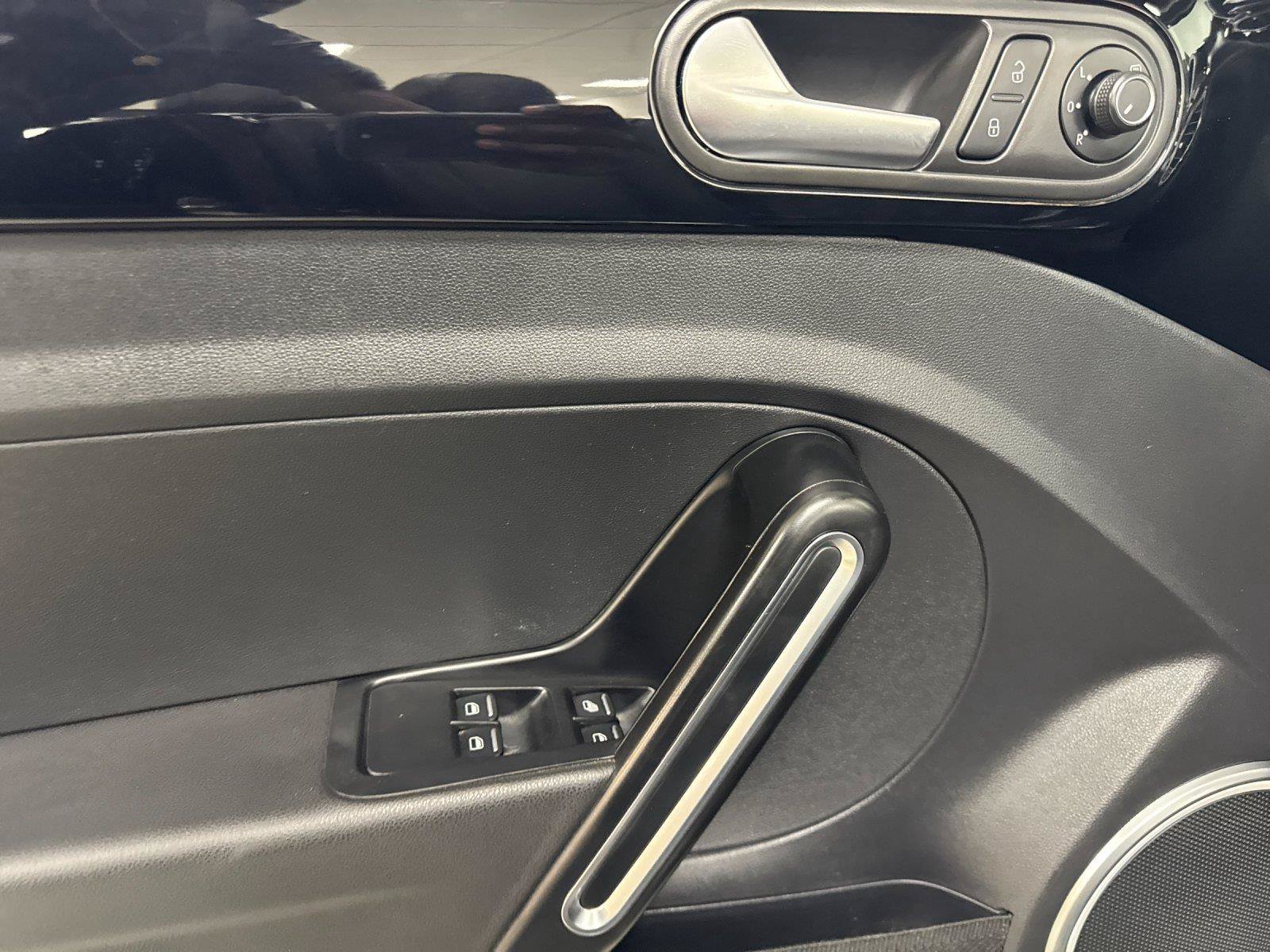 Used 2018 Volkswagen Beetle 2.0T FWD image 11