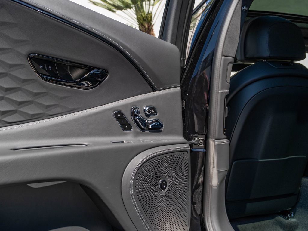 Used 2025 Bentley Flying Spur Plug-In Hybrid AWD/4WD image 34