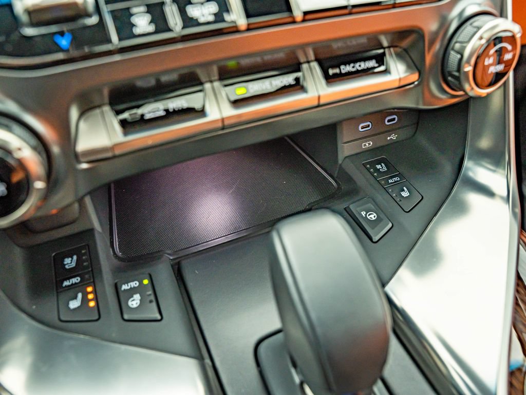 Used 2025 Lexus LX 700h Ultra Luxury AWD/4WD image 30