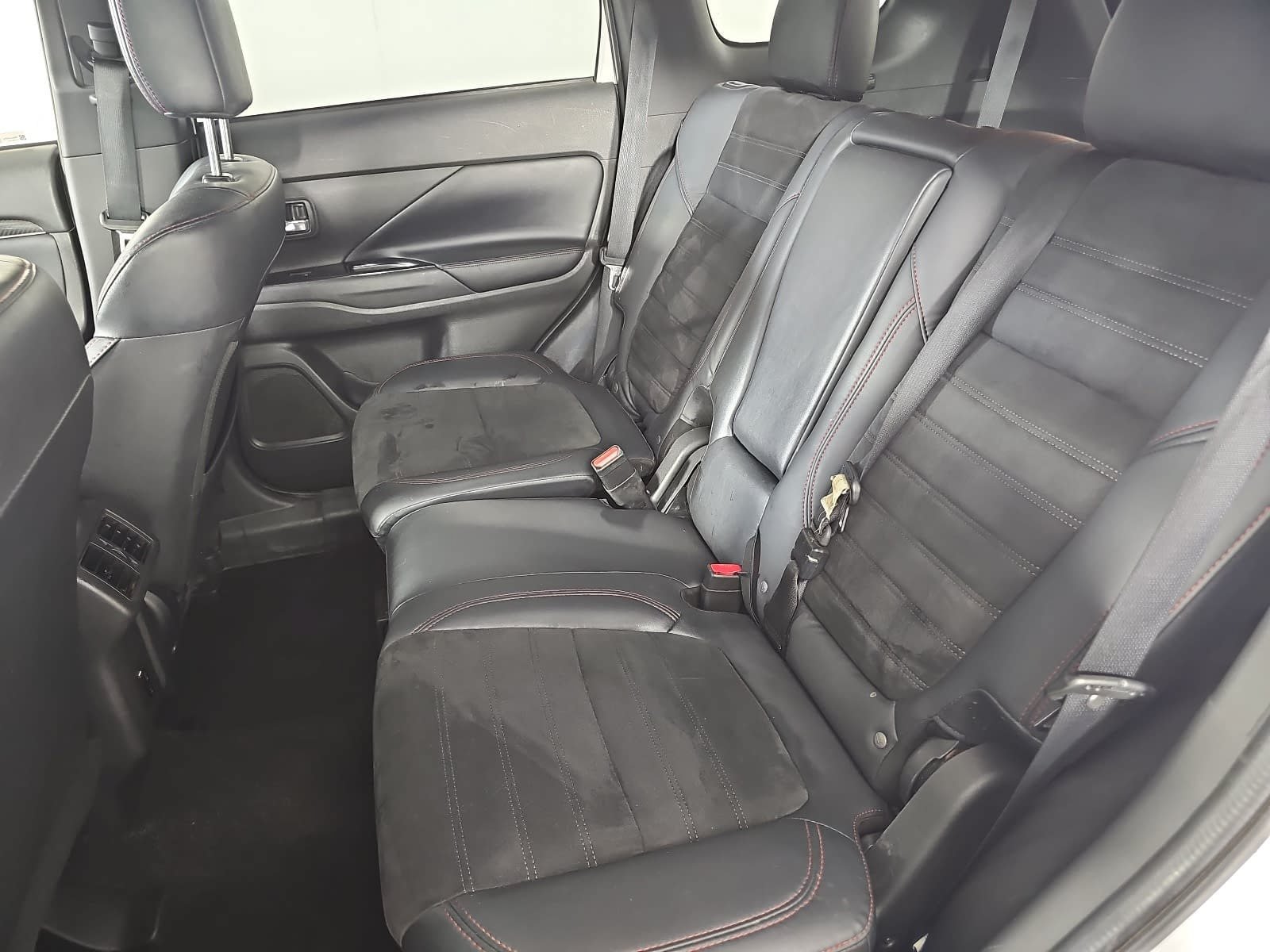 Used 2020 Mitsubishi Outlander SE FWD image 12