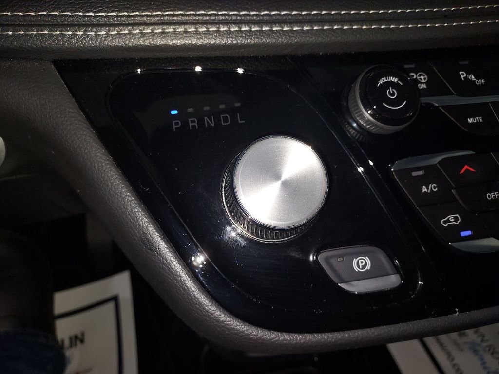 Used 2024 Chrysler Pacifica Select image 26