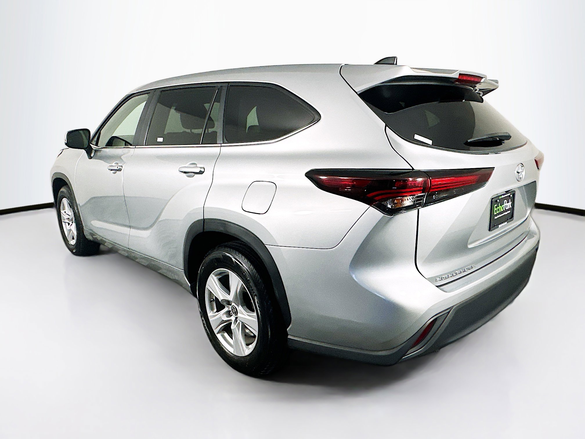 Used 2024 Toyota Highlander LE image 5