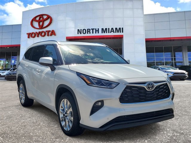 Used 2022 Toyota Highlander Limited image 1