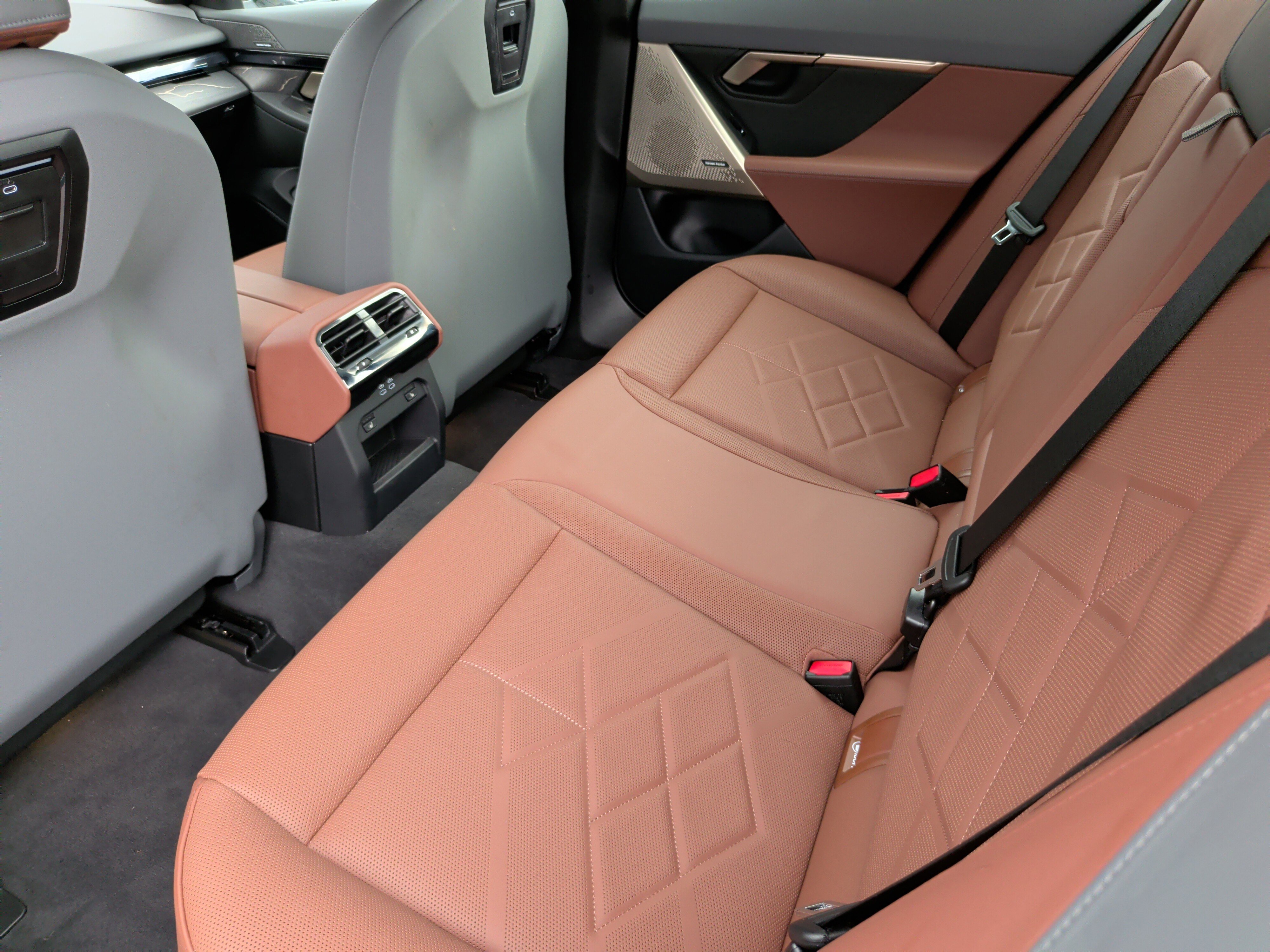 Certified 2025 BMW 550e xDrive w/ Executive Package image 39