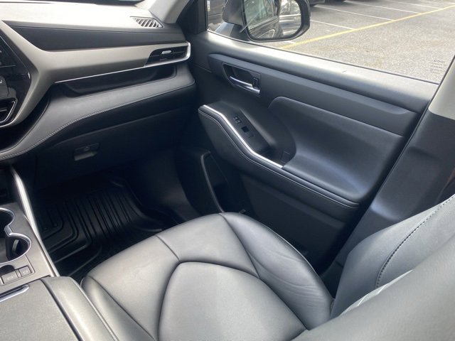Used 2021 Toyota Highlander XLE image 36