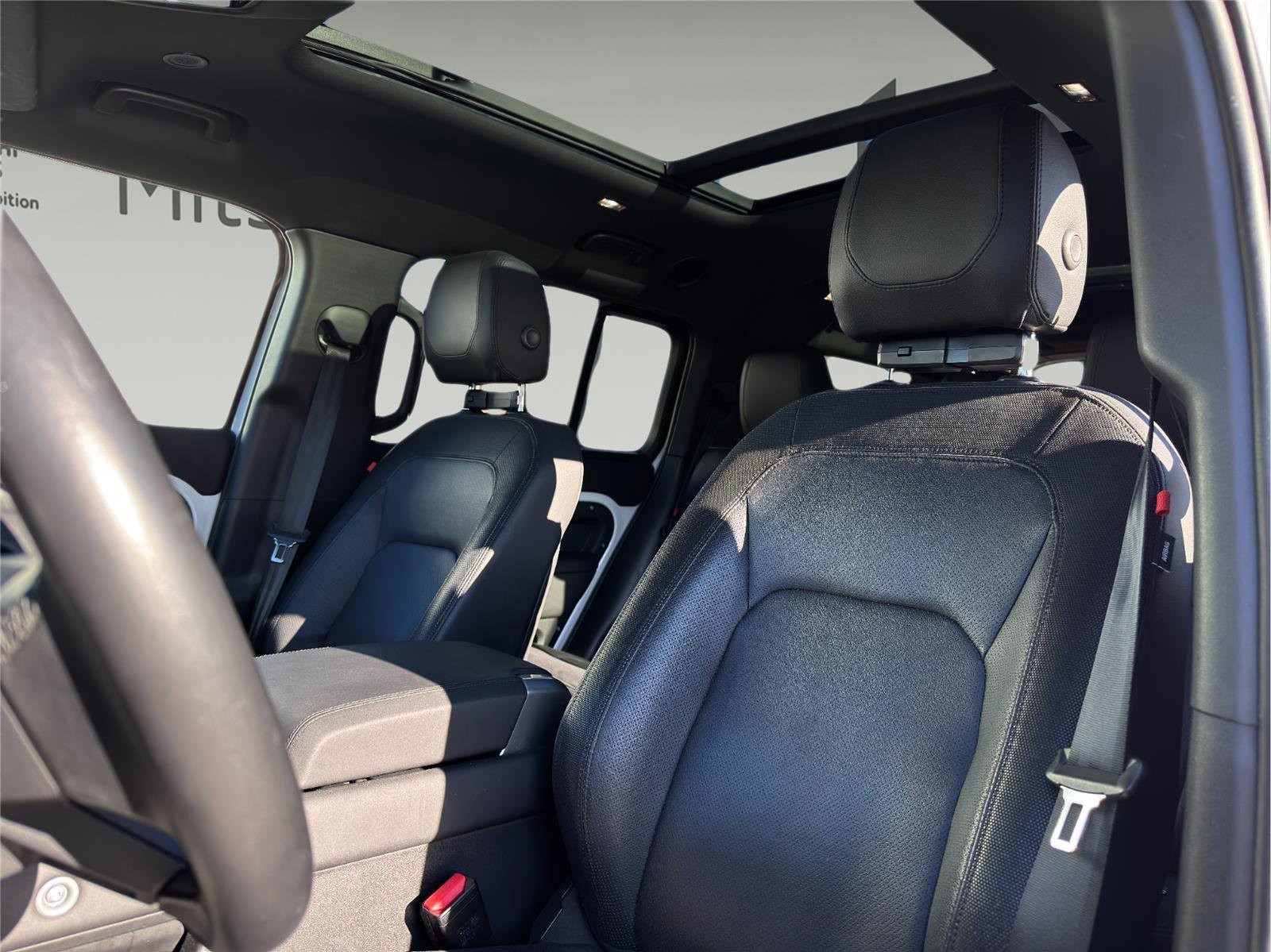 Used 2024 Land Rover Defender 130 X-Dynamic SE image 10