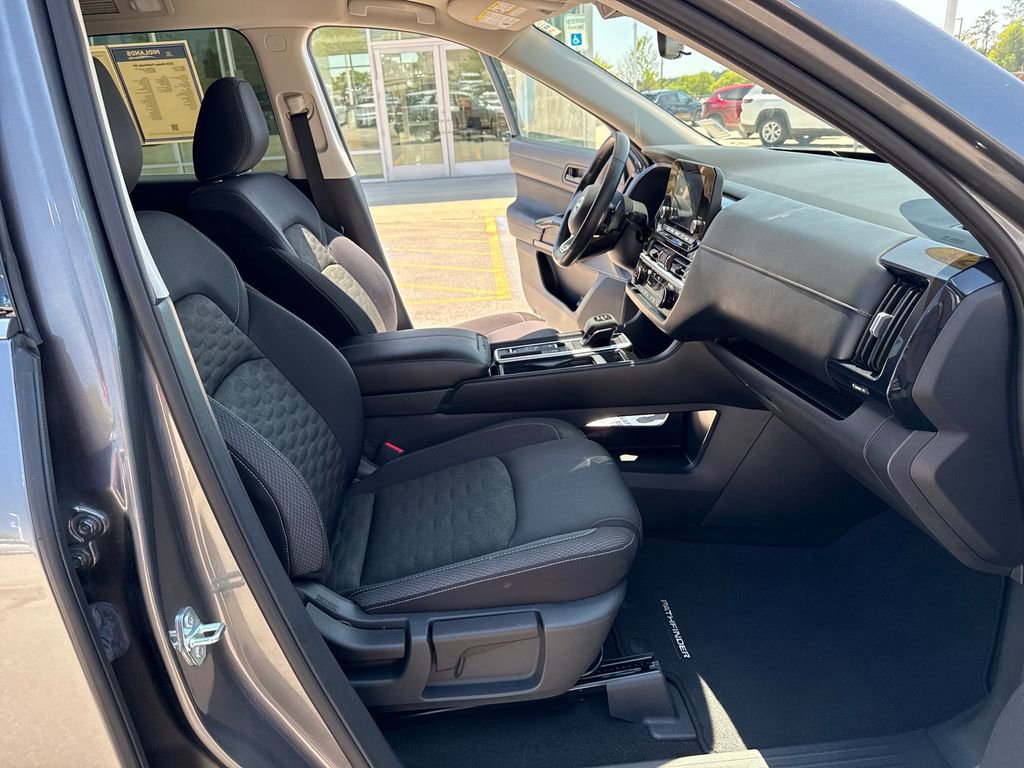 Used 2025 Nissan Pathfinder SV image 33