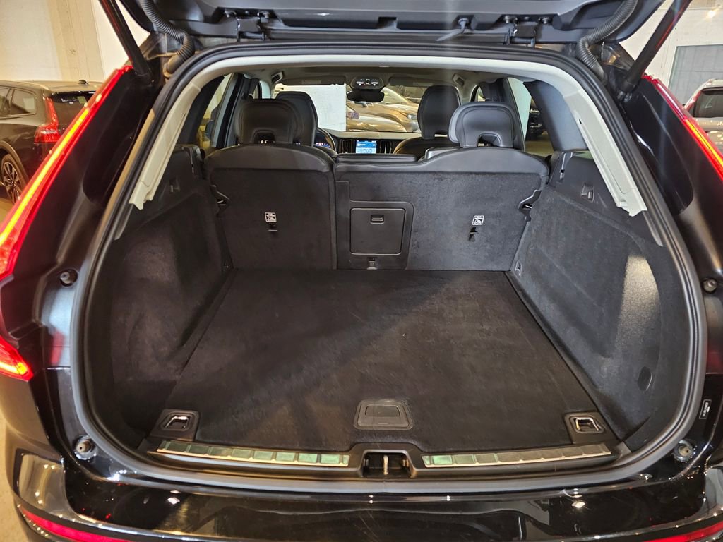 Certified 2023 Volvo XC60 B5 Plus AWD/4WD image 7