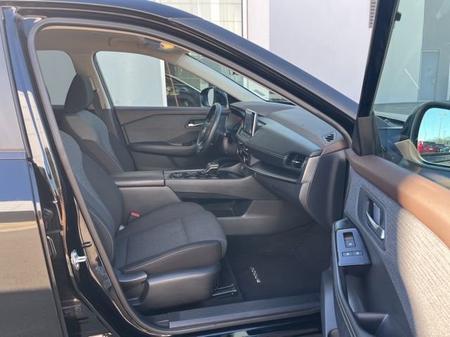 Used 2023 Nissan Rogue SV image 34