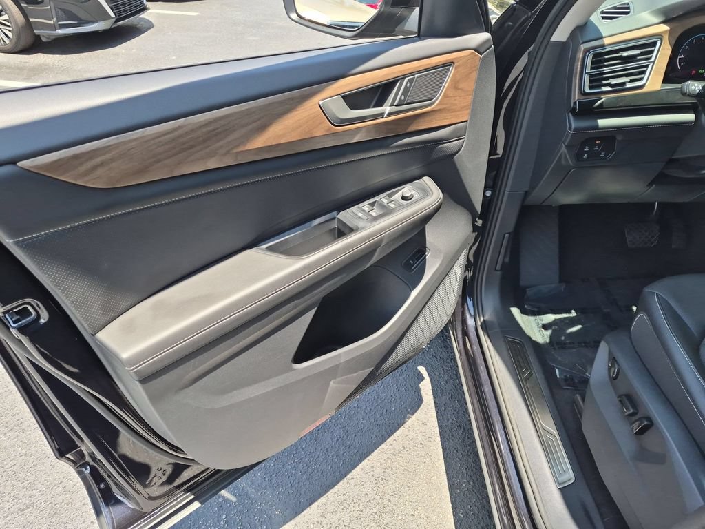 Used 2025 Volkswagen Atlas SE FWD image 11