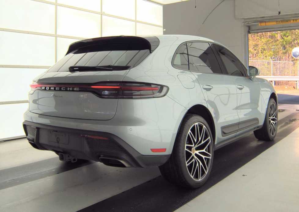 Used 2024 Porsche Macan image 3
