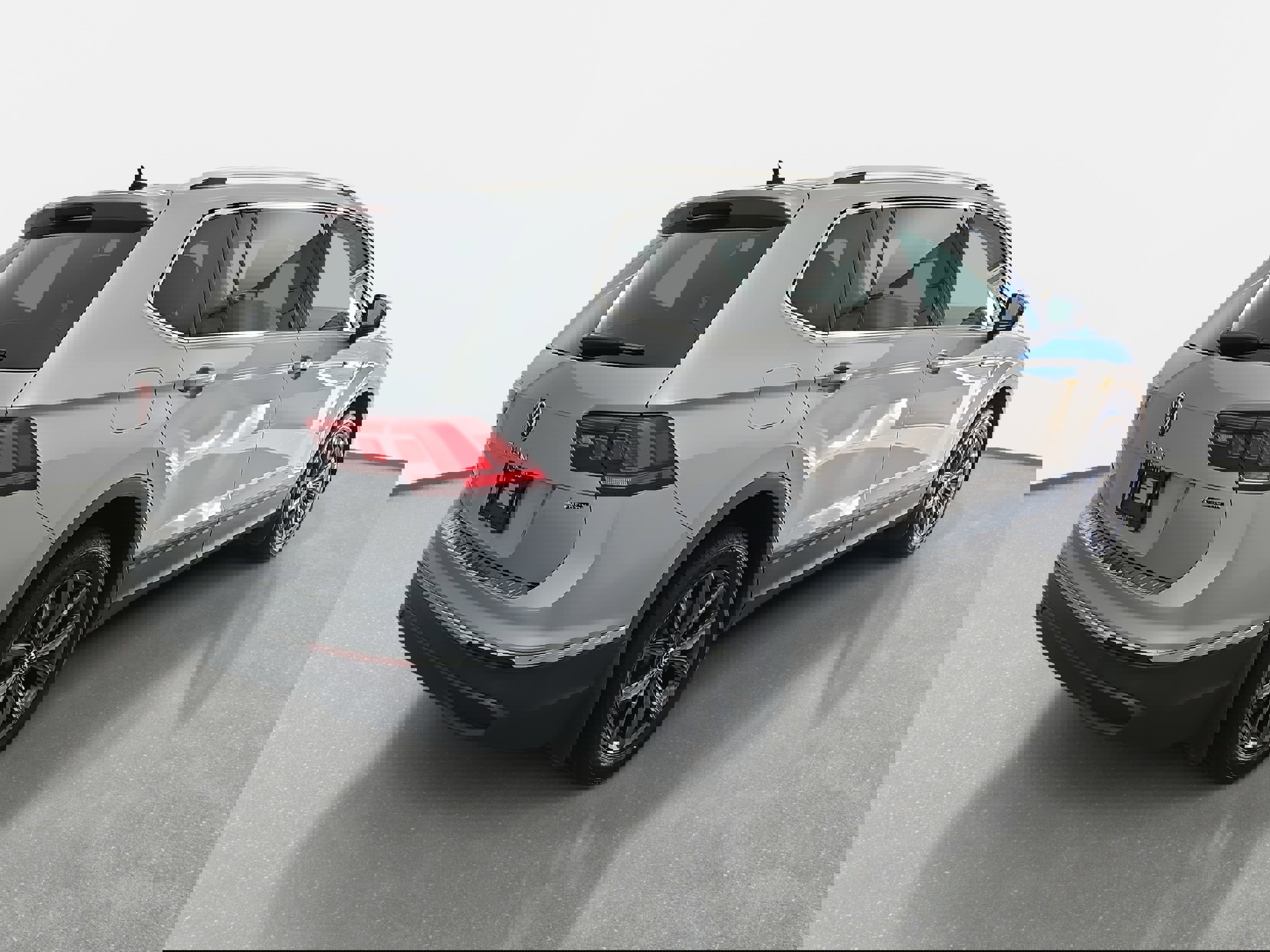 Certified 2022 Volkswagen Tiguan SE w/ Panoramic Sunroof Package image 3