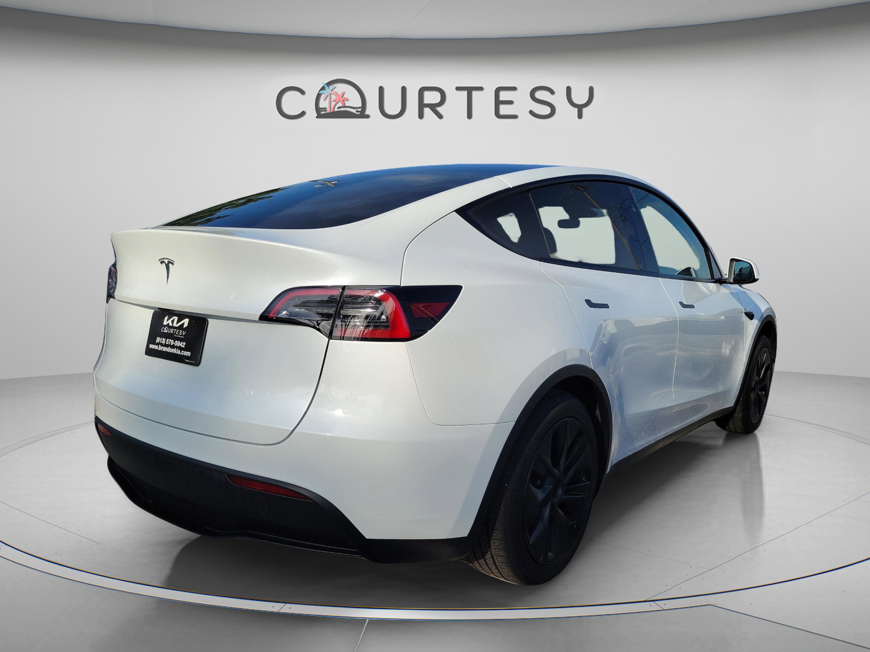 Used 2025 Tesla Model Y Long Range RWD image 3