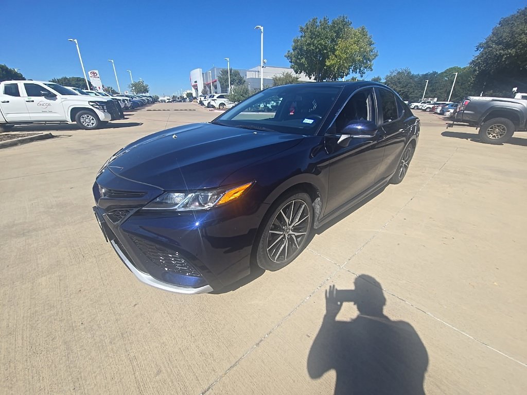Used 2022 Toyota Camry SE FWD image 1