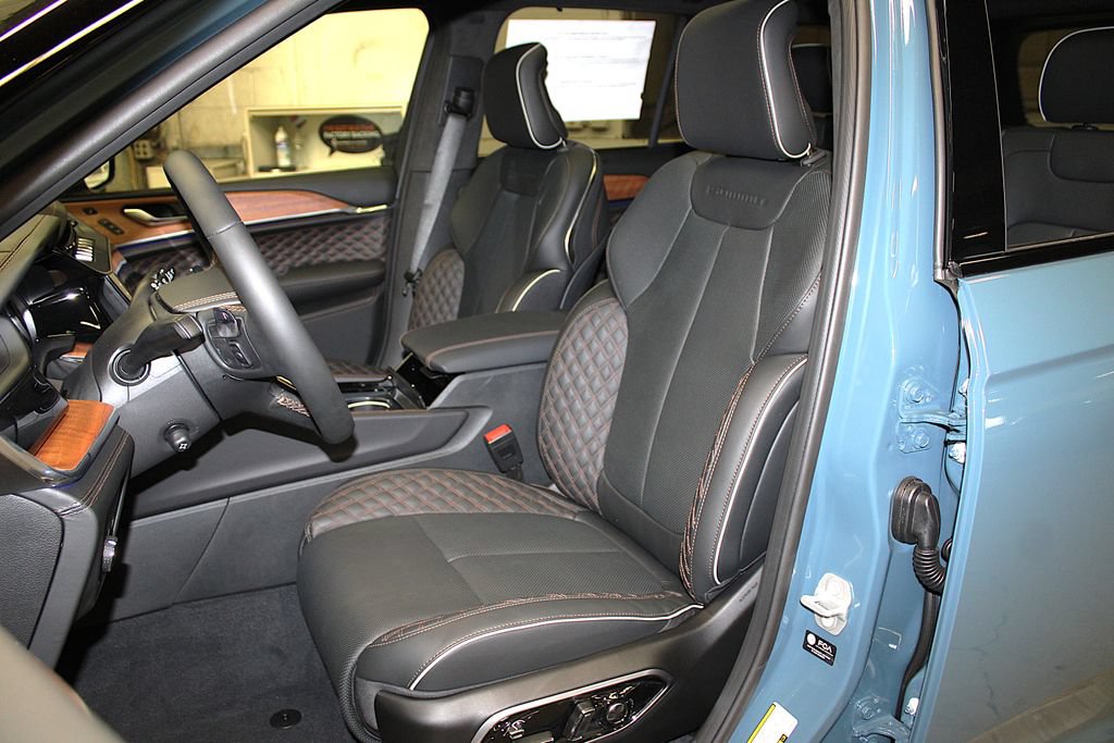 New 2026 Jeep Grand Cherokee Summit w/ MOPAR Finishing Package AWD/4WD image 27