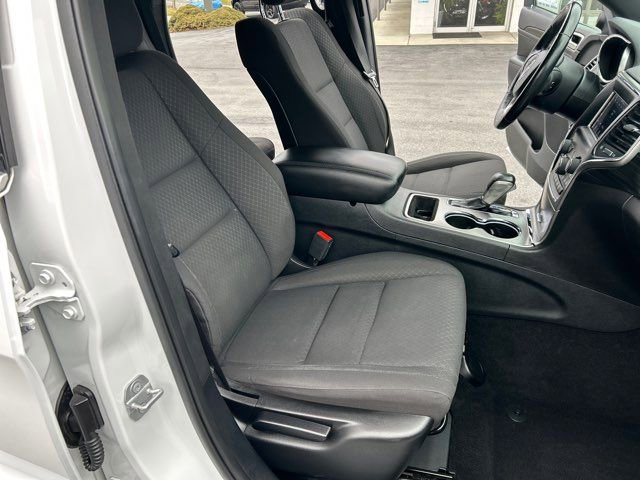 Used 2020 Jeep Grand Cherokee Laredo image 24