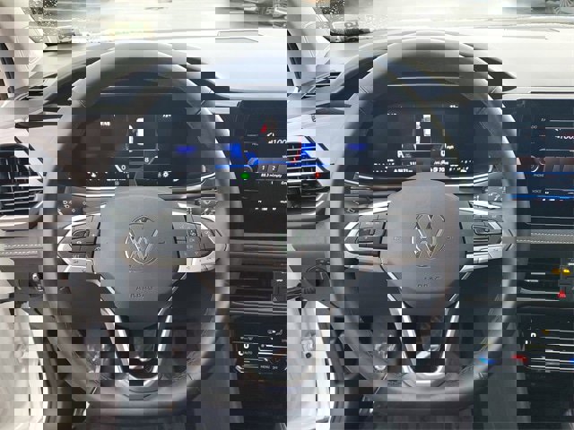 Certified 2025 Volkswagen Taos SE image 18