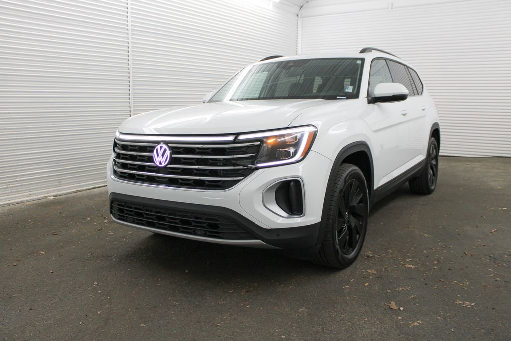 Used 2024 Volkswagen Atlas SE w/ Black Wheel Package FWD image 3