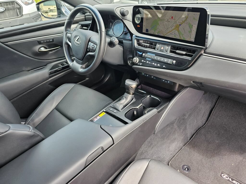 Used 2025 Lexus ES 300h w/ Premium Package FWD image 11