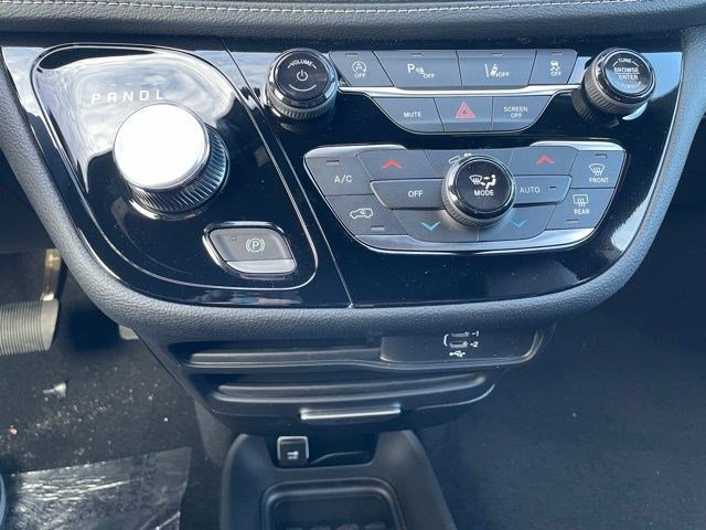 New 2026 Chrysler Pacifica Select w/ S Appearance Package image 18