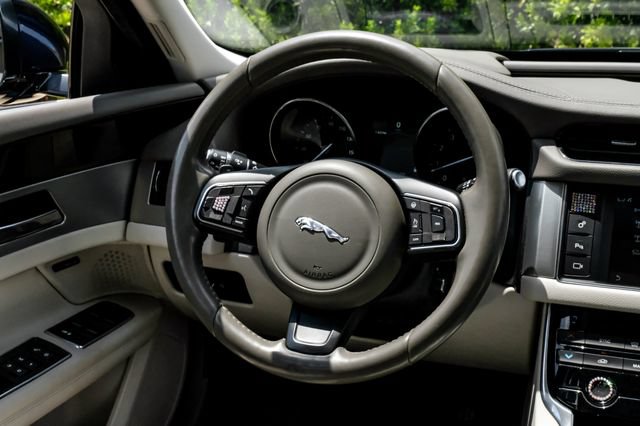 Used 2016 Jaguar XF Prestige RWD image 19