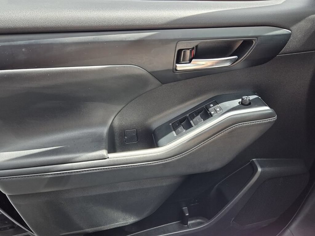 Used 2022 Toyota Highlander XLE FWD image 31