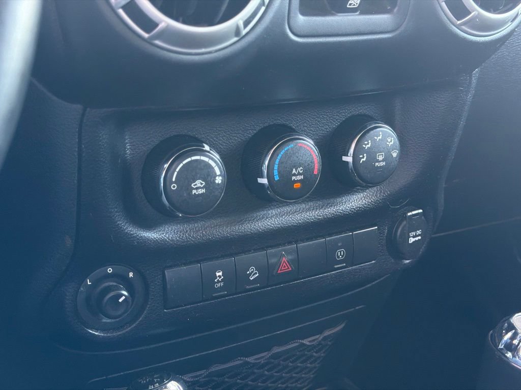 Used 2016 Jeep Wrangler Unlimited Rubicon w/ Connectivity Group AWD/4WD image 29