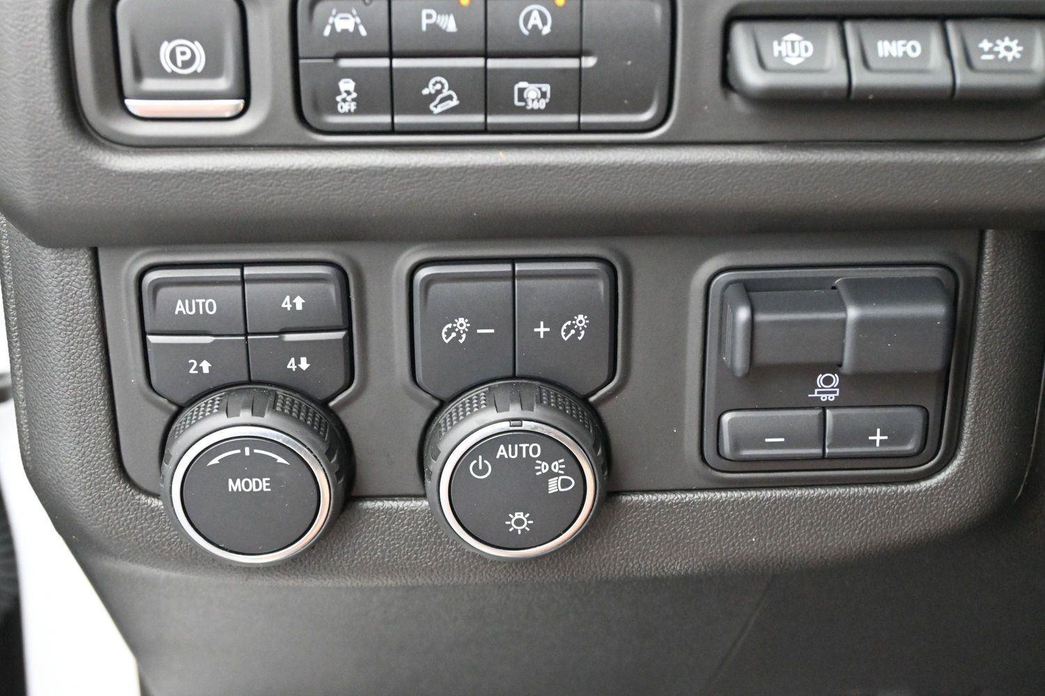 Used 2024 Chevrolet Suburban Premier w/ Premium Package AWD/4WD image 29