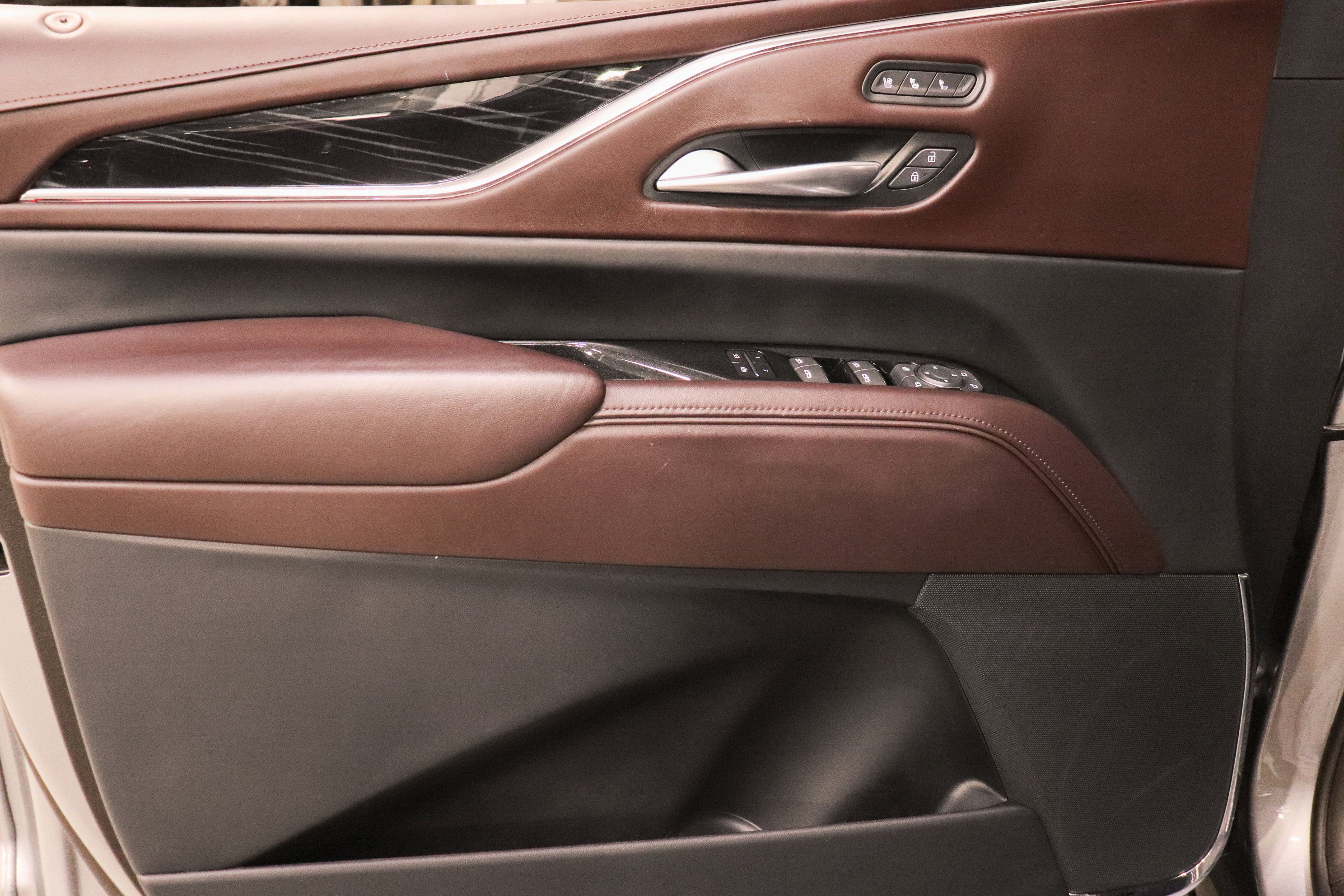 Used 2024 Cadillac Escalade ESV V w/ LPO, ONYX Package image 11