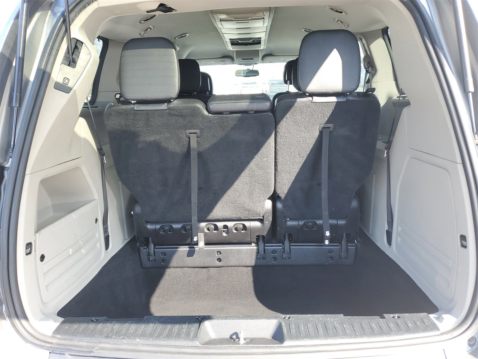 Used 2016 Chrysler Town & Country Touring image 8