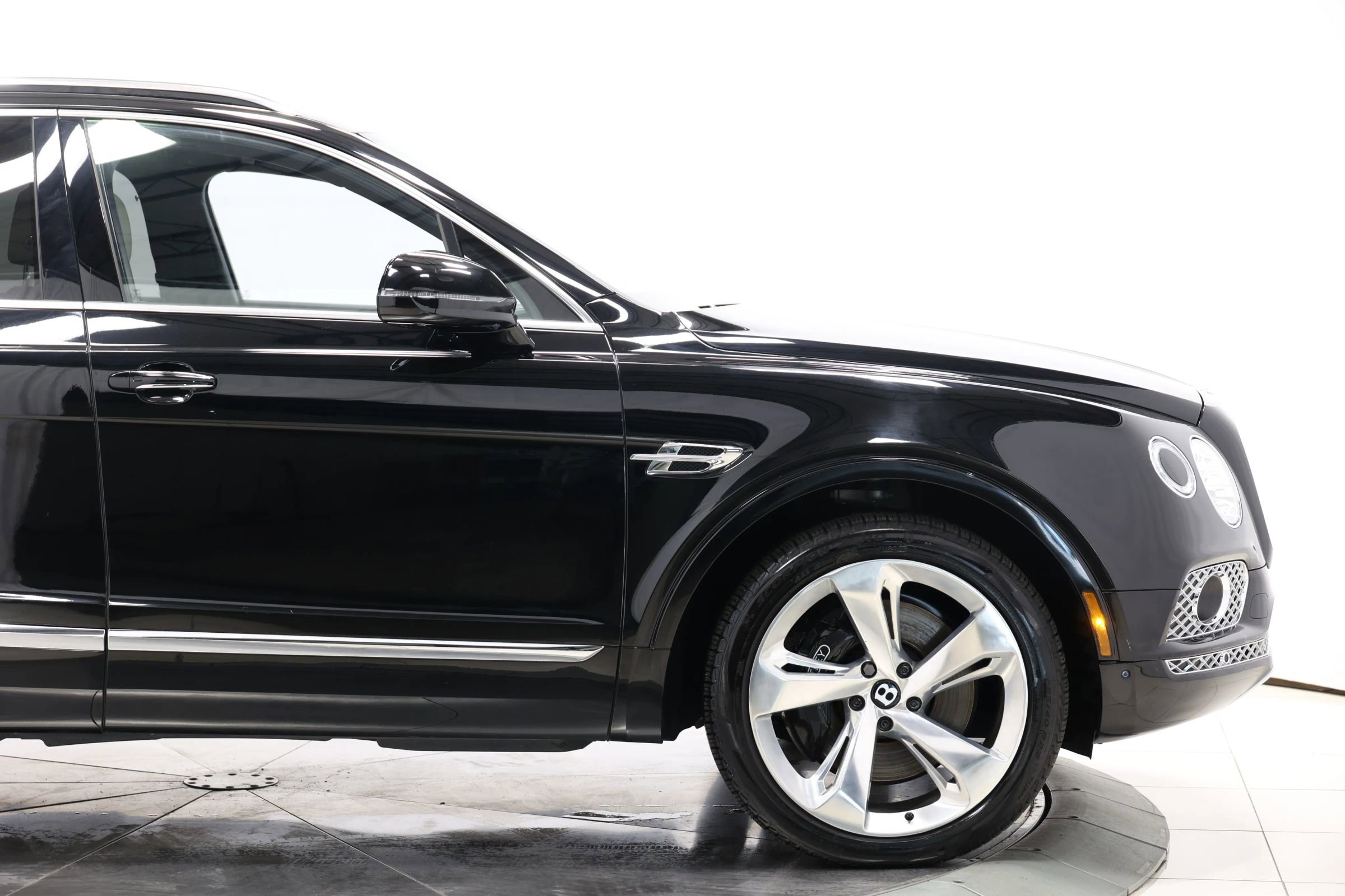 Used 2017 Bentley Bentayga image 69