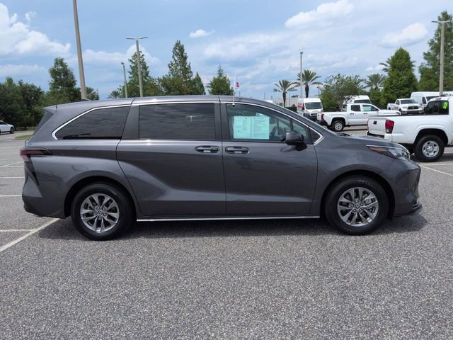 Certified 2025 Toyota Sienna LE FWD image 3