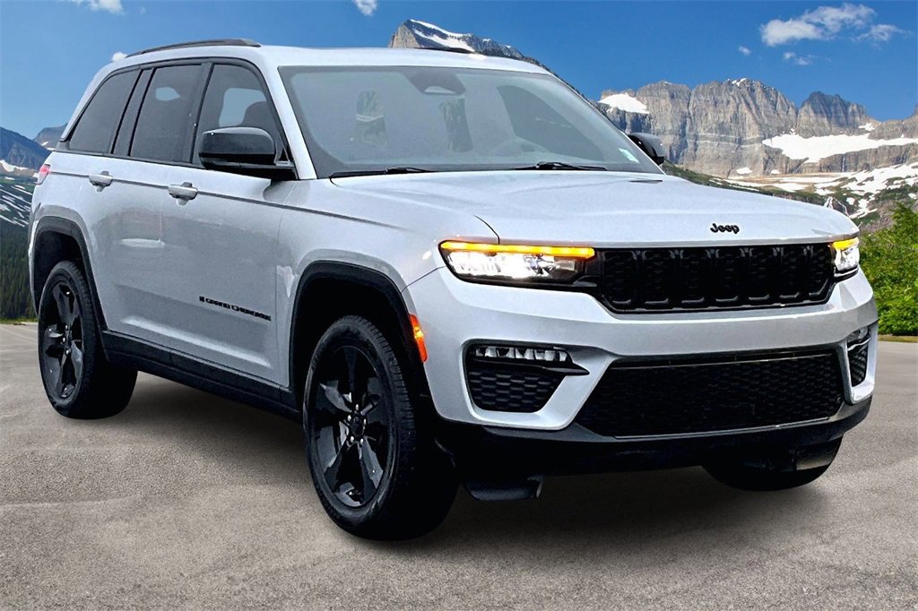 Used 2025 Jeep Grand Cherokee Limited w/ Black Appearance Package image 12