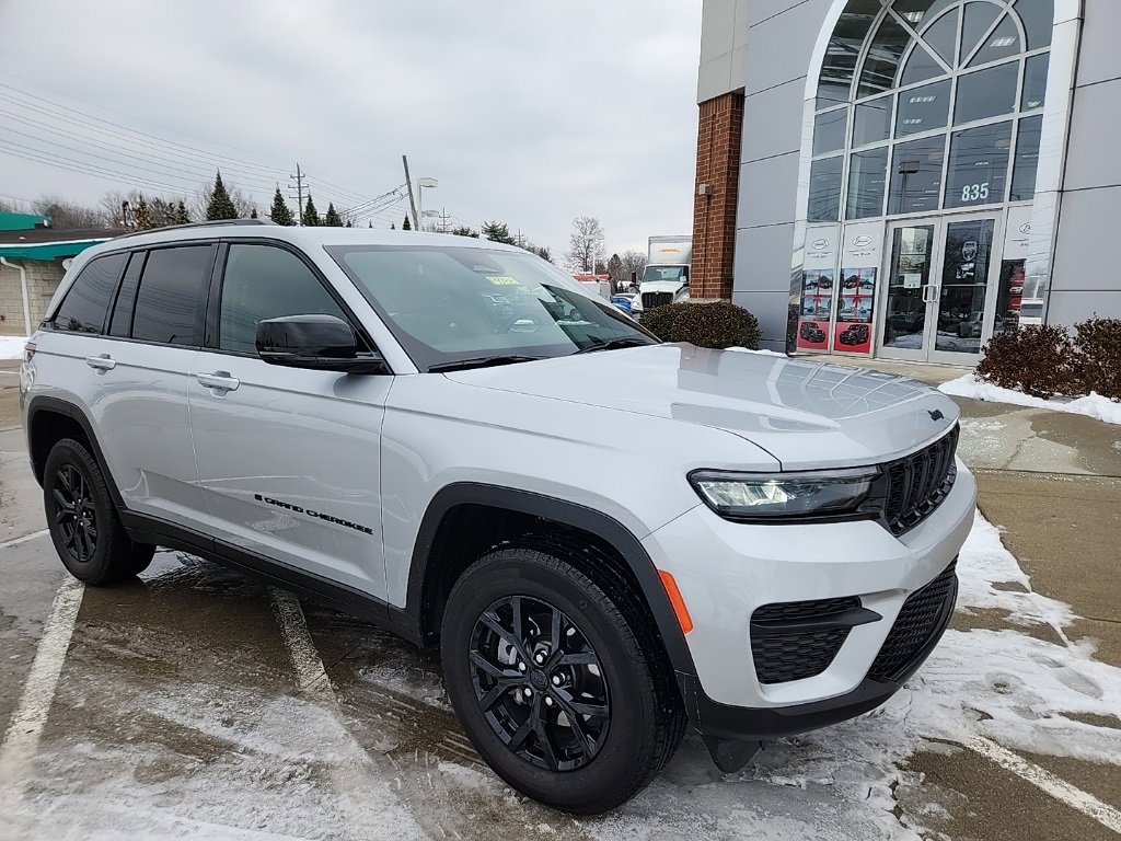 Certified 2024 Jeep Grand Cherokee Altitude image 3