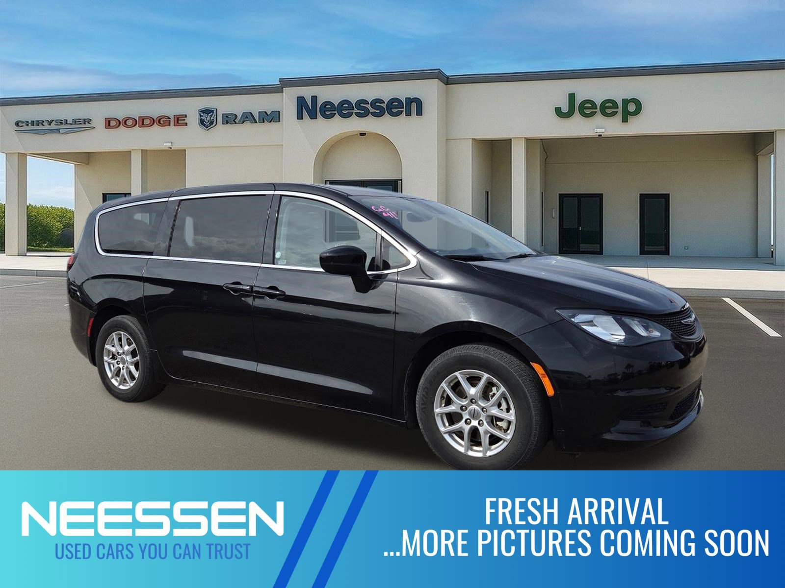 Used 2023 Chrysler Voyager LX image 1