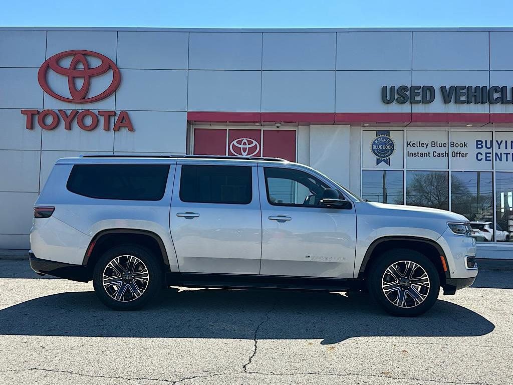 Used 2025 Jeep Wagoneer L Series II w/ 8-pass Seating Package image 8