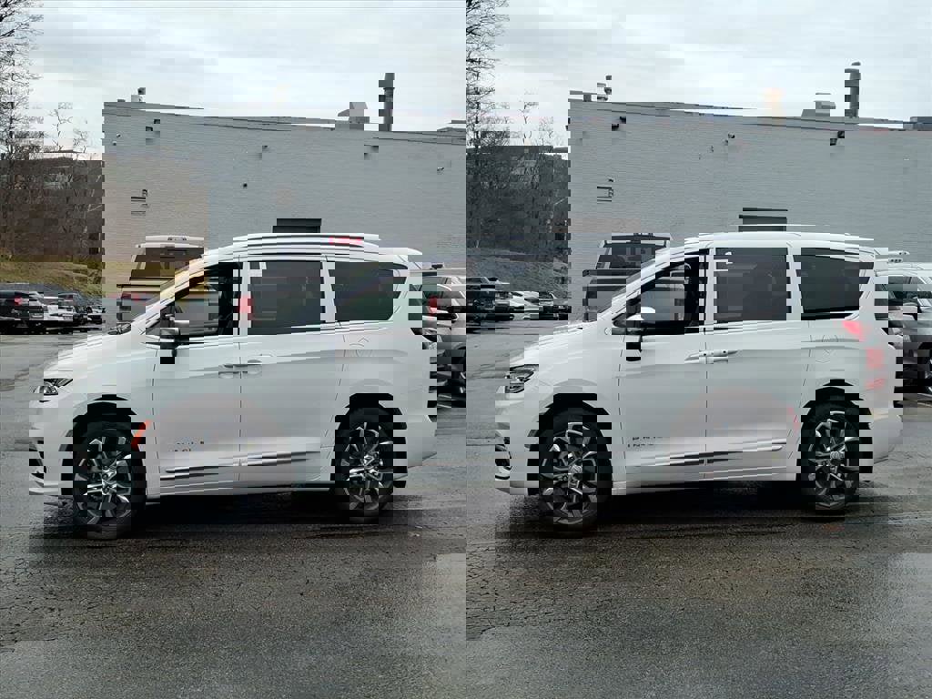 New 2026 Chrysler Pacifica Pinnacle image 2
