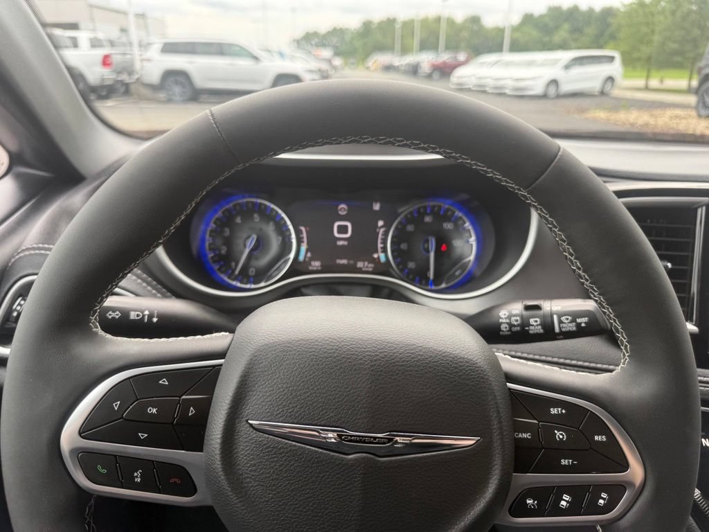 Used 2025 Chrysler Pacifica Select w/ Uconnect Theater Family Group AWD/4WD image 19