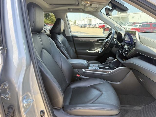 Used 2023 Toyota Highlander Limited FWD image 31