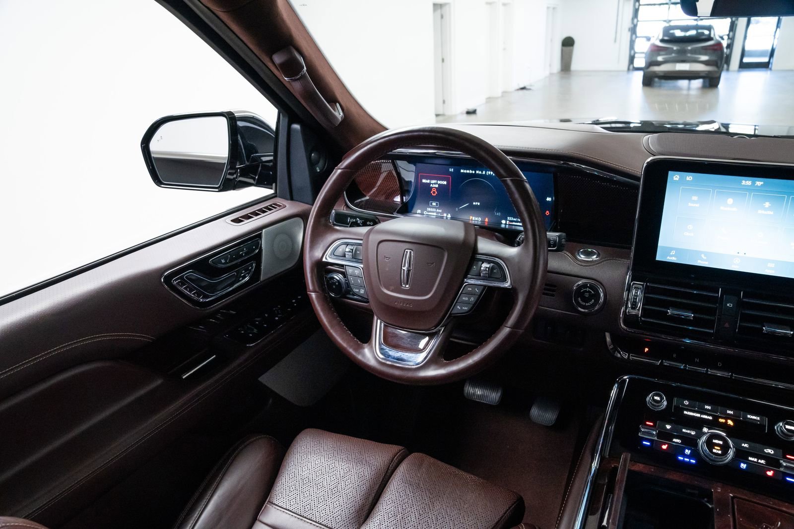 Used 2021 Lincoln Navigator Black Label w/ Cargo Convenience Package image 10