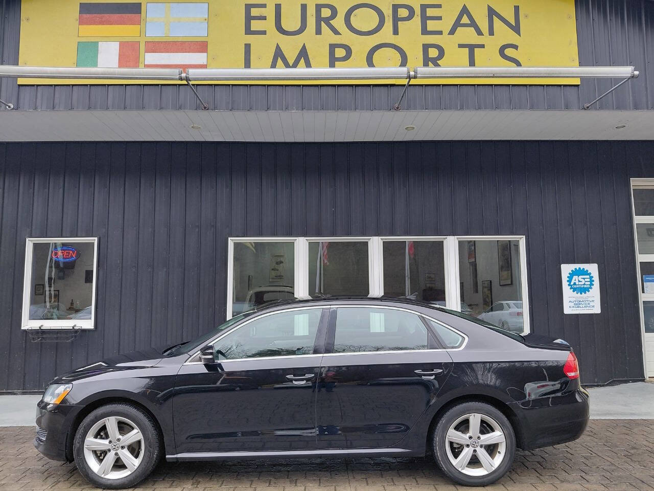 Used 2013 Volkswagen Passat TDI SE image 1