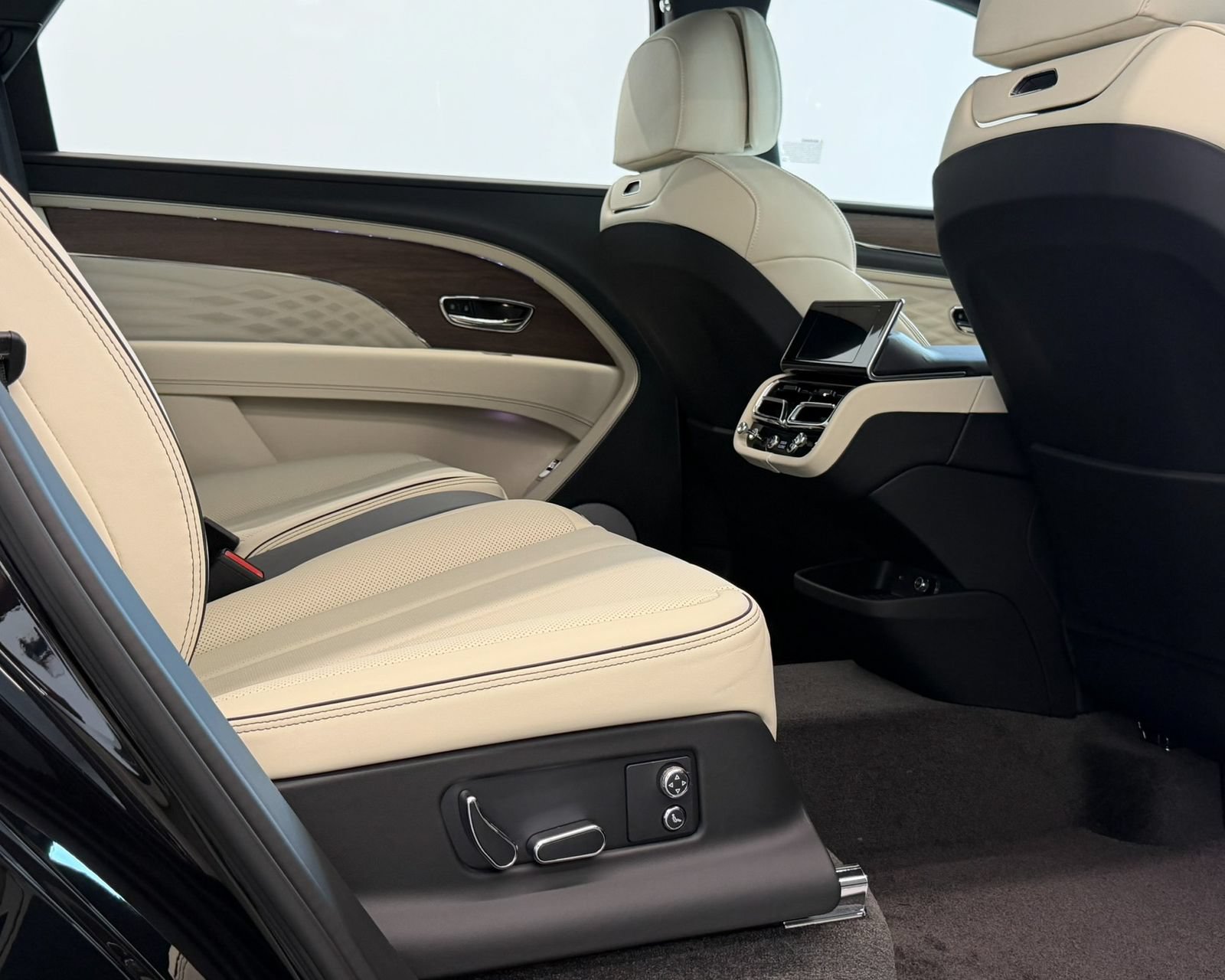 New 2026 Bentley Bentayga Extended Wheelbase AWD/4WD image 43