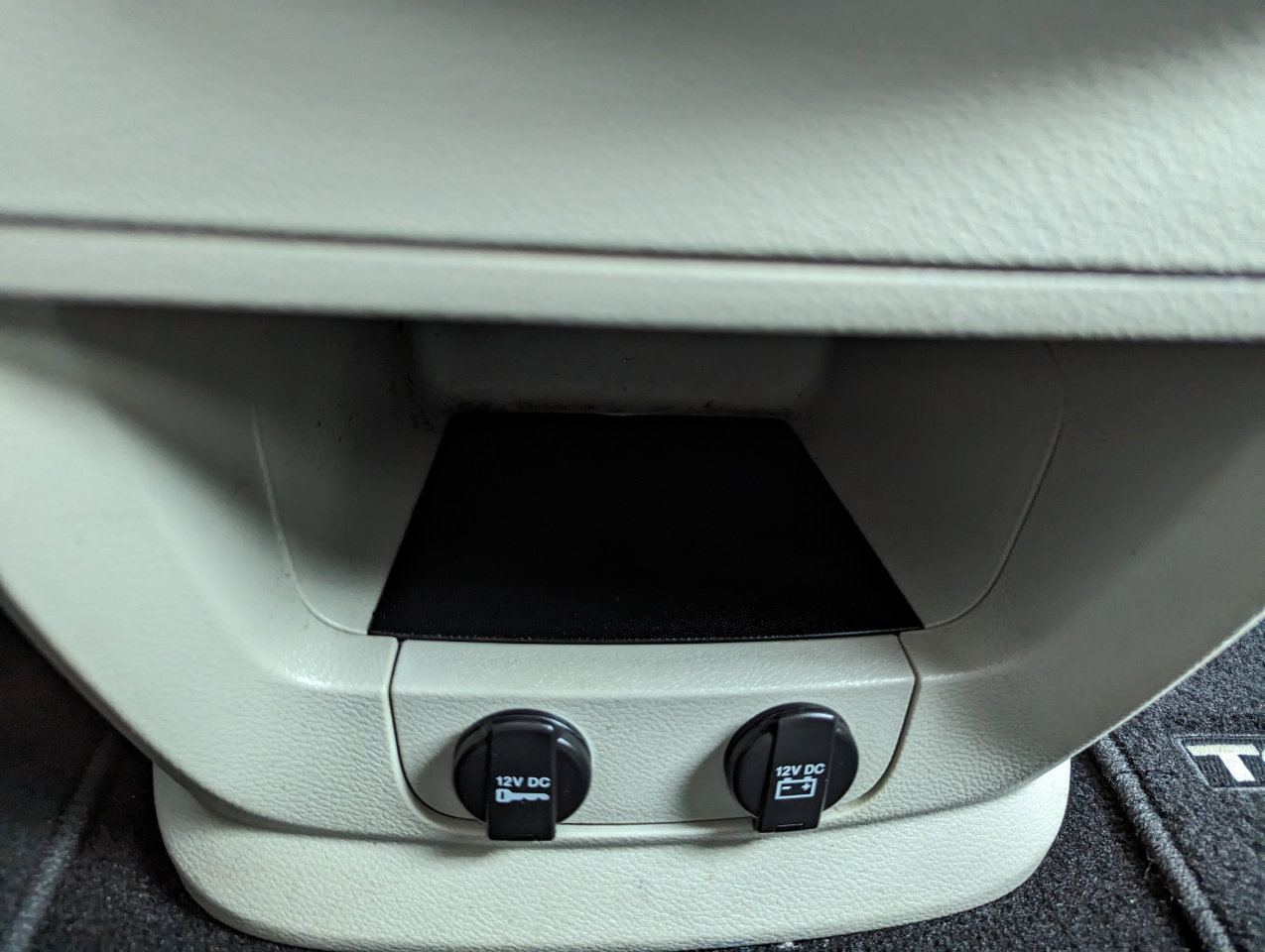 Used 2013 Chrysler Town & Country Touring image 26