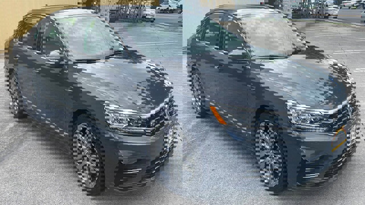 Used 2017 Volkswagen Passat 1.8T R-Line w/ R-Line Lighting Package FWD image 4