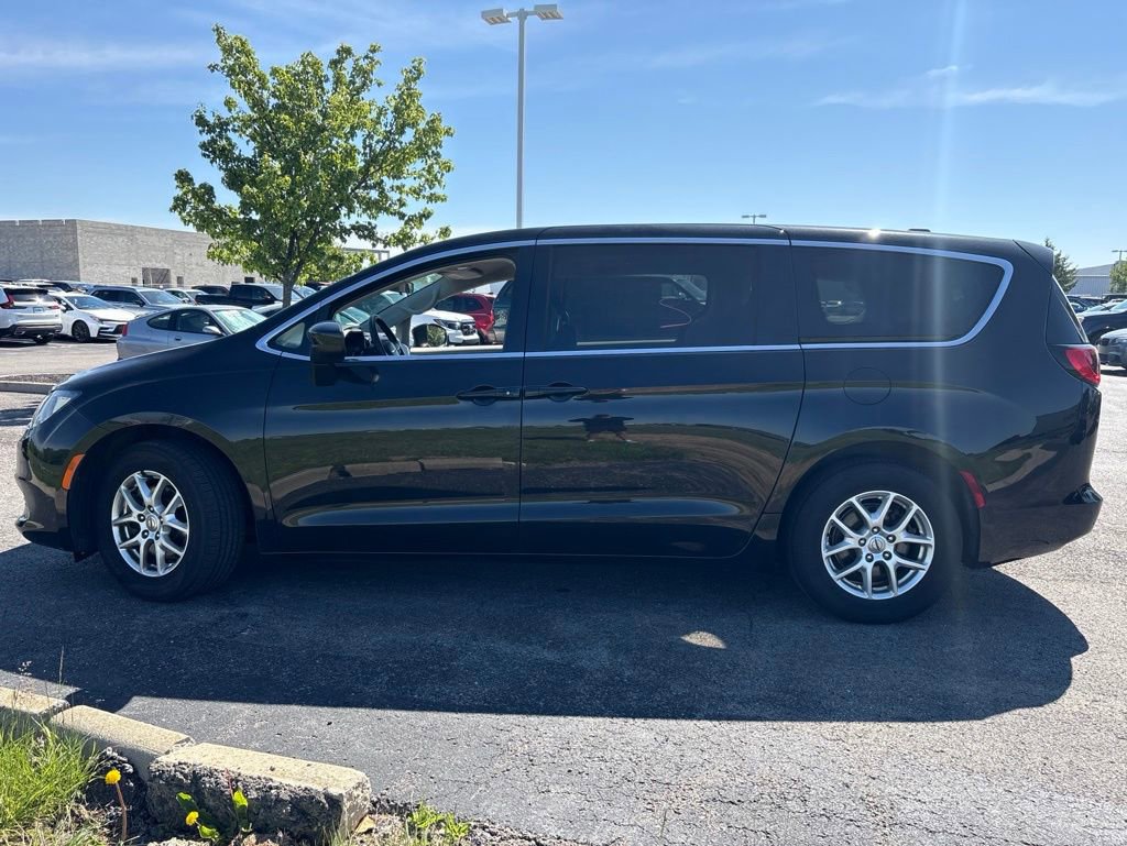 Used 2022 Chrysler Voyager LX FWD image 5