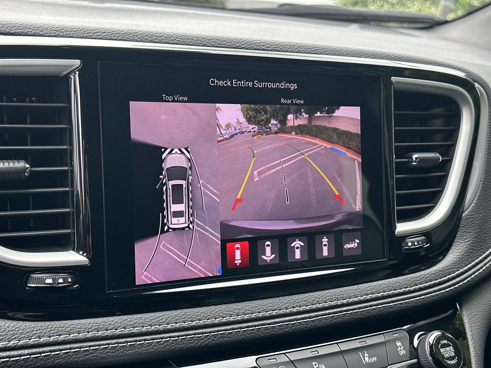 Used 2022 Chrysler Pacifica Touring-L w/ Uconnect Theater Family Group image 13