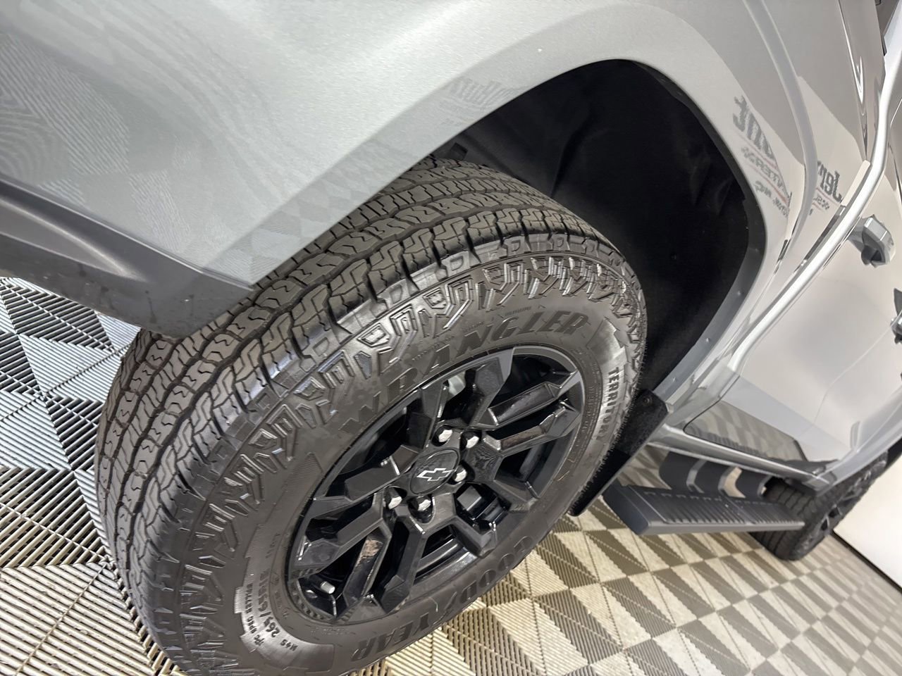 Used 2025 Chevrolet Colorado Z71 w/ Midnight Edition image 27