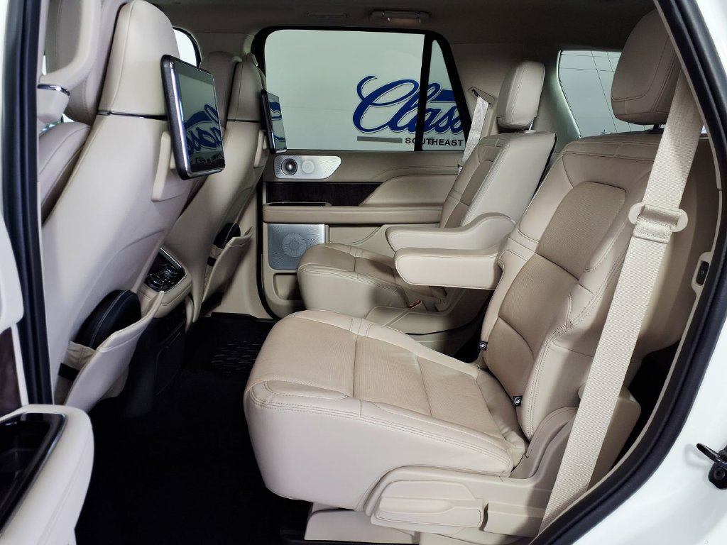 Used 2021 Lincoln Navigator Reserve w/ Luxury Package RWD image 8