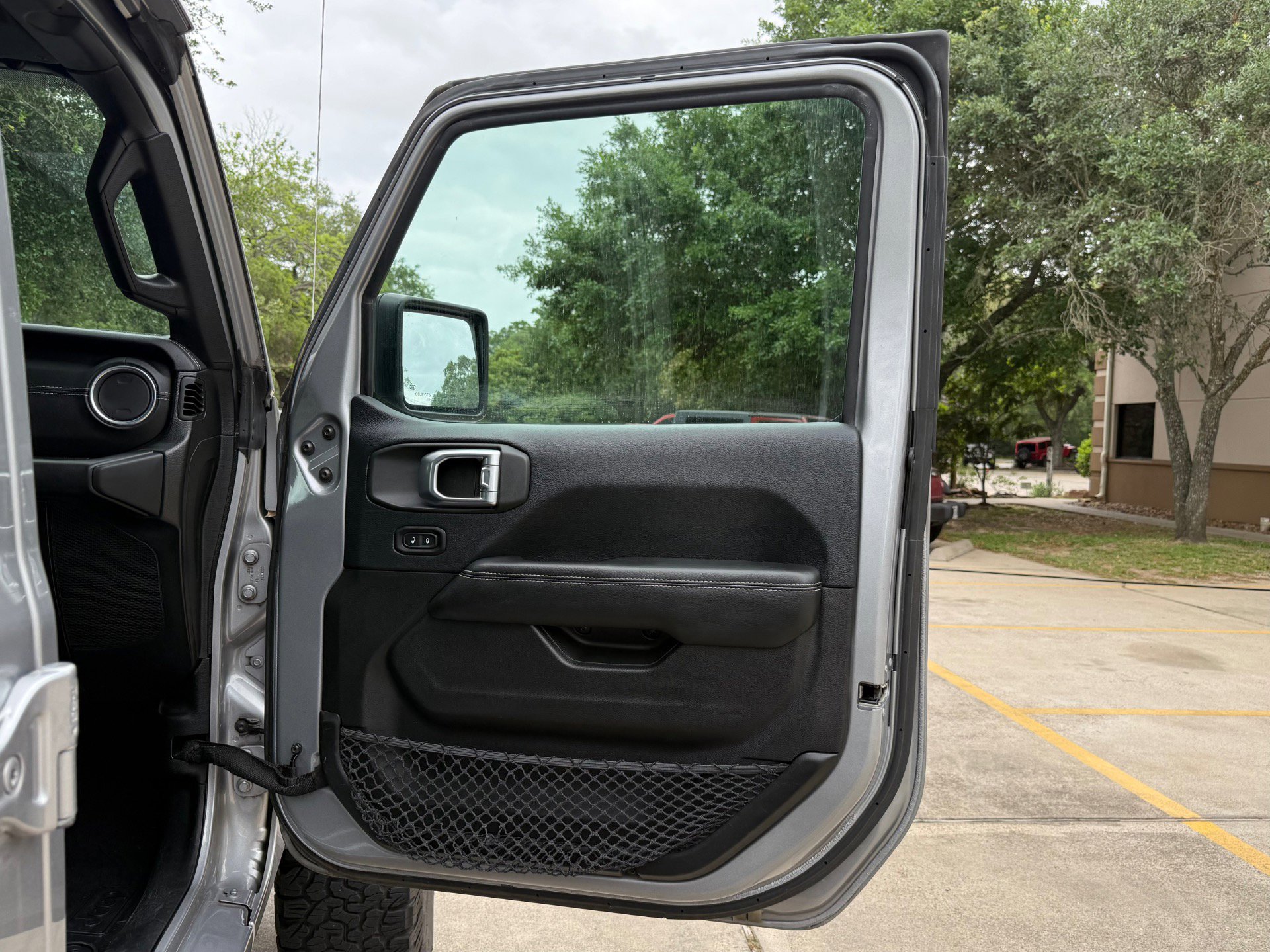 Used 2018 Jeep Wrangler Unlimited Sahara AWD/4WD image 34