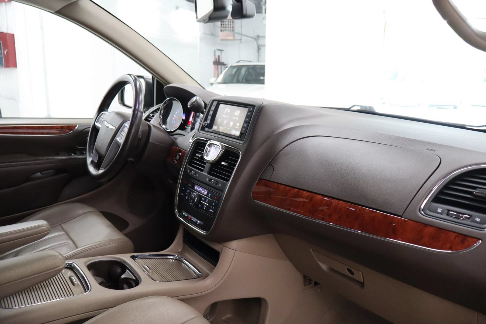 Used 2014 Chrysler Town & Country Touring-L w/ Driver Convenience Group FWD image 34